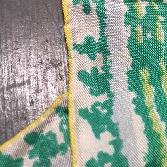 Stunning Silk Verra scarf💚 - Picture 6 of 10